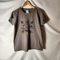 Gildan Ultra Cotton M Kenya Flag Cross Arrow Anchor Graphic T-Shirt Gray