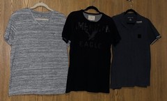 LOT OF 3 AMERICAN EAGLE MENS T-SHIRTS, 1 V-NECK/ 1 CREW NECK/ 1 POLO SIZE MEDIUM
