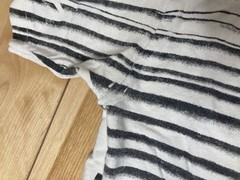 2000s Peeking Through The Blinds Graphic Tshirt Small