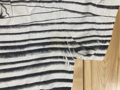 2000s Peeking Through The Blinds Graphic Tshirt Small
